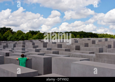 Un visiteur dans le mémorial pour les Juifs assassinés d'Europe (aussi connu sous le mémorial de l'Holocauste), à Berlin, Allemagne. Banque D'Images