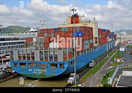 L'excellence Moll container ship in Miraflores locks canal de Panama, République du Panama Banque D'Images