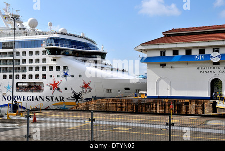 Norvegian Star bateau de croisière à Miraflores locks canal de Panama, République du Panama Banque D'Images