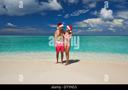 Couple in Santa's hat sur une plage des Maldives Banque D'Images