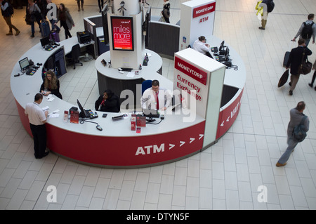 Moneycorp bureau de change dans l'aéroport de Gatwick departure lounge Banque D'Images