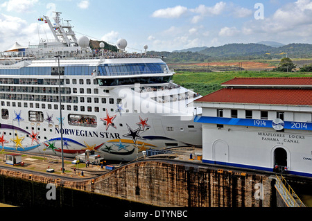 Norvegian Star bateau de croisière à Miraflores écluses canal de Panama, République de Panama Banque D'Images