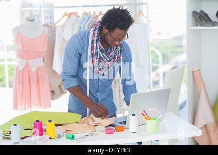 Belle Fashion designer working on laptop Banque D'Images