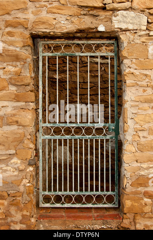 Porte en fer forgé situé dans un vieux mur de pierre, Portugal Banque D'Images