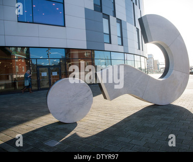 La question de la marque sculpture par Ben Langlands et Nikki Bell, University Campus Suffolk, Ipswich, Suffolk, Angleterre Banque D'Images