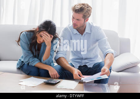 Young couple faisant leurs comptes Banque D'Images