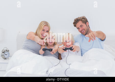 Happy Family playing video games Banque D'Images