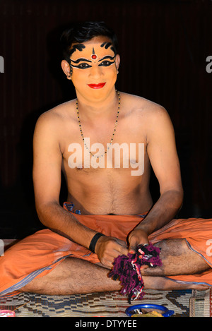 Danseuse de Kathakali appliquant le maquillage en préparation pour sa performance, Kochi, Kerala, Inde du Sud, Inde Banque D'Images