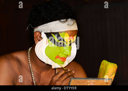 Danseuse de Kathakali appliquant le maquillage en préparation pour sa performance, Kochi, Kerala, Inde du Sud, Inde Banque D'Images