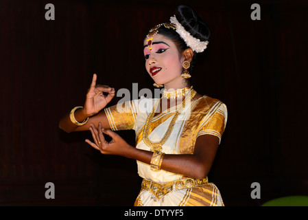 Tout à fait et danseuse de Kathakali en costume lors d'une performance, Kochi, Kerala, Inde du Sud, Inde Banque D'Images