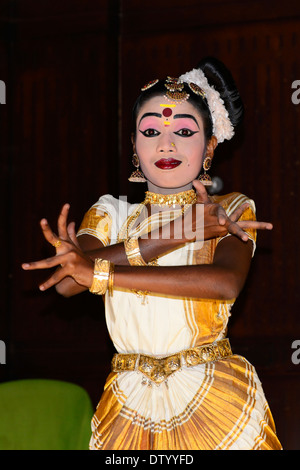 Tout à fait et danseuse de Kathakali en costume lors d'une performance, Kochi, Kerala, Inde du Sud, Inde Banque D'Images