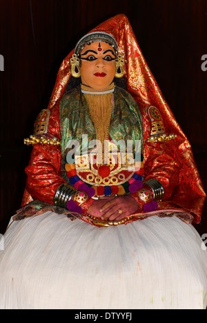 Tout à fait et danseuse de Kathakali en costume lors d'une performance, Kochi, Kerala, Inde du Sud, Inde Banque D'Images