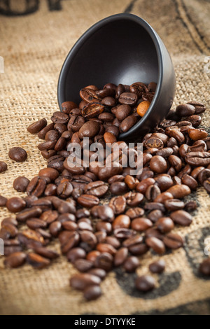 Les grains de café renversé et black tasse Banque D'Images