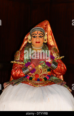 Tout à fait et danseuse de Kathakali en costume lors d'une performance, Kochi, Kerala, Inde du Sud, Inde Banque D'Images