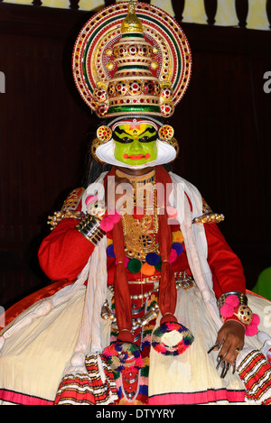 Tout à fait et danseuse de Kathakali en costume lors d'une performance, Kochi, Kerala, Inde du Sud, Inde Banque D'Images