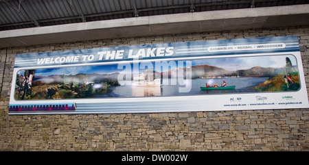 Bienvenue à la gare ferroviaire de lacs Oxenholme sign Banque D'Images