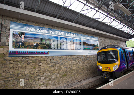 Bienvenue à la gare ferroviaire de lacs Oxenholme sign Banque D'Images