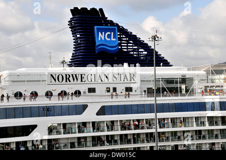 Norvegian Star bateau de croisière à Miraflores locks canal de Panama, République du Panama Banque D'Images