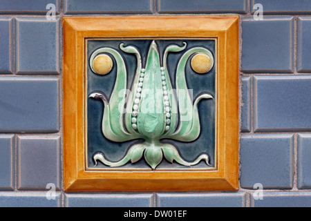 Mosaïque Art déco d'un motif floral, Blankenberge, Flandre occidentale, Belgique Banque D'Images