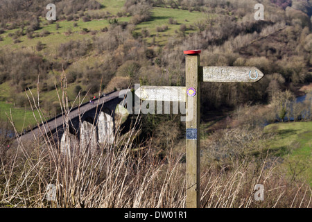 Après un signe de tête à Monsal dans Derbyshire Monsal Trail au-dessus de la et de l'ancien viaduc de chemin de fer. Banque D'Images