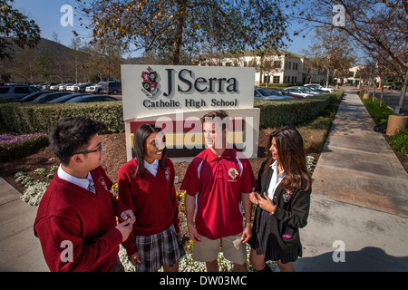 Portrait, asiatique, américain et africain-américain d'étudiants en uniforme socialiser sur le campus d'une école secondaire privée catholique Banque D'Images