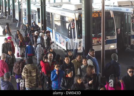 Métro scramble à bord des navettes à l'extérieur de la station Mets-Willets Point à New York Banque D'Images