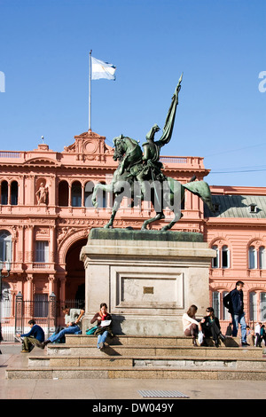 Monument au général Manuel Belgrano et Casa Rosada, place Dos de Mayo, Buenos Aires, Argentine Banque D'Images