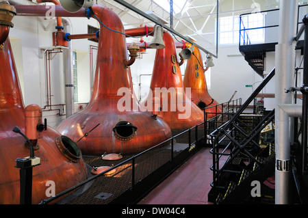 Alambics en cuivre dans la distillerie de whisky Highland Park Distillery, Kirkwall, Orkney, continentale, Ecosse, Royaume-Uni Banque D'Images