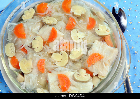 Dans l'huile de poisson hareng avec carottes, oignons et champignons Banque D'Images