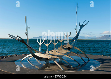 Le soleil Voyager ou Sculpture Sculpture artiste Sólfar par Jón Gunnar Árnason, un bateau viking en acier inoxydable, Reykjavik Banque D'Images