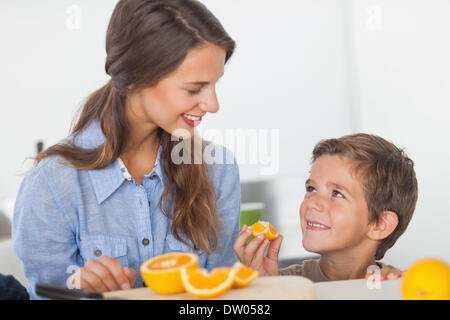 Little Boy eating orange Banque D'Images