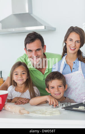 Famille Accueil de cuisson ensemble dans la cuisine Banque D'Images