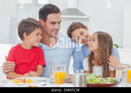 Au cours du dîner de la famille mignon Banque D'Images