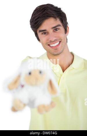 Jeune homme tenant en peluche mouton Banque D'Images