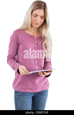 Femme sérieuse looking at tablet pc Banque D'Images