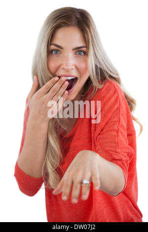 Femme étonné avec bague de fiançailles Banque D'Images