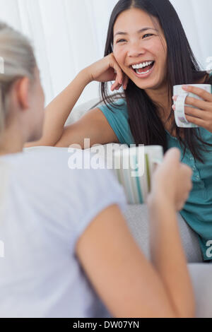 Les amis de boire du café et avoir un chat Banque D'Images