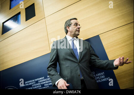 Strasbourg, France. Feb 25, 2014. Antonis Samaras, Premier Ministre de la Grèce quitte la salle de presse après la conférence d'annoncer la création du Groupe de haut niveau sur les ressources propres au siège du Parlement européen à Strasbourg, en France, le crédit d'og5029 : Wiktor Dabkowski/ZUMAPRESS.com/Alamy Live News Banque D'Images