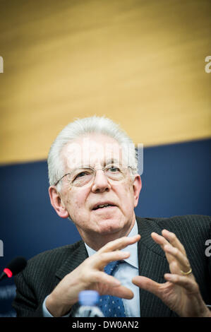Strasbourg, France. Feb 25, 2014. Le sénateur Mario Monti, président désigné du Groupe de haut niveau sur les ressources propres tient conférence de presse pour annoncer la création du Groupe de haut niveau sur les ressources propres au siège du Parlement européen à Strasbourg, en France, le crédit d'og5029 : Wiktor Dabkowski/ZUMAPRESS.com/Alamy Live News Banque D'Images