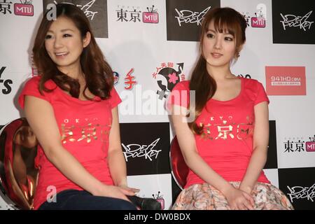 Taipei, Chine. Feb 21, 2014. Actrice AV japonais Minori Hatsune et Amami Tsubasa lors d'une conférence de presse à Taipei, Chine Le vendredi 21 février 2014. © TopPhoto/Alamy Live News Banque D'Images