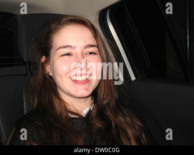 Teenage girl smiling in back of car Banque D'Images