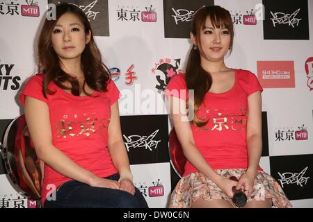 Taipei, Chine. Feb 21, 2014. Actrice AV japonais Minori Hatsune et Amami Tsubasa lors d'une conférence de presse à Taipei, Chine Le vendredi 21 février 2014. © TopPhoto/Alamy Live News Banque D'Images