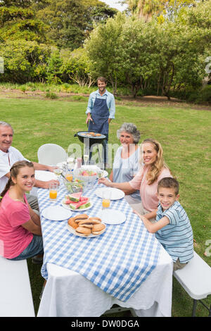 Cheerful extended family having a barbecue Banque D'Images