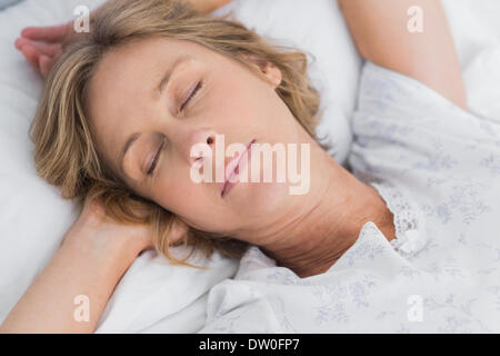 Femme dormir paisiblement au lit close up Banque D'Images