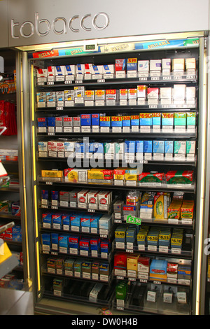Affichage en magasin de proximité de cigarette Photo Stock