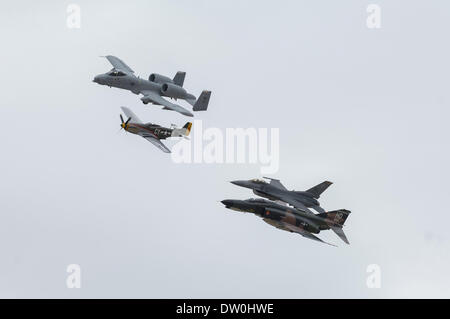 17 mars 2007 - Tucson, Arizona, États-Unis d'Amérique - un avion A-10, haut, vole en formation avec d'autres aéronefs dans une démonstration sur la piste à la base aérienne Davis-Monthan AFB à Tucson, Arizona) dans ce dossier 2007 photo. La base aérienne Davis-Monthan est le foyer de la 355e Escadre, qui prend en charge l'A-10. Le Pentagone a annoncé hier l'intention de prendre sa retraite l'A-10 en tant que mesure de réduction des coûts pour préparer livraison éventuelle de la F-35 Fighter à usages multiples. L'A-10 a servi depuis la fin de la guerre du Vietnam à travers des combats contemporains en Afghanistan et l'Iraq. L'avion est généralement apprécié par les pilotes et les serv Banque D'Images