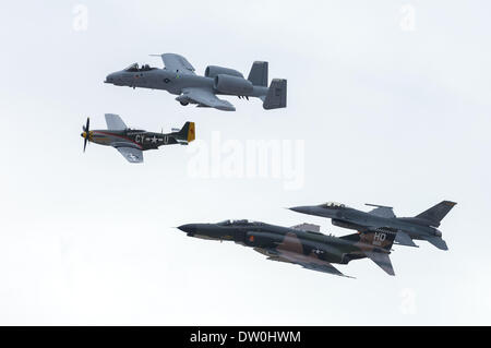 17 mars 2007 - Tucson, Arizona, États-Unis d'Amérique - un avion A-10, haut, vole en formation avec d'autres aéronefs dans une démonstration sur la piste à la base aérienne Davis-Monthan AFB à Tucson, Arizona) dans ce dossier 2007 photo. La base aérienne Davis-Monthan est le foyer de la 355e Escadre, qui prend en charge l'A-10. Le Pentagone a annoncé hier l'intention de prendre sa retraite l'A-10 en tant que mesure de réduction des coûts pour préparer livraison éventuelle de la F-35 Fighter à usages multiples. L'A-10 a servi depuis la fin de la guerre du Vietnam à travers des combats contemporains en Afghanistan et l'Iraq. L'avion est généralement apprécié par les pilotes et les serv Banque D'Images