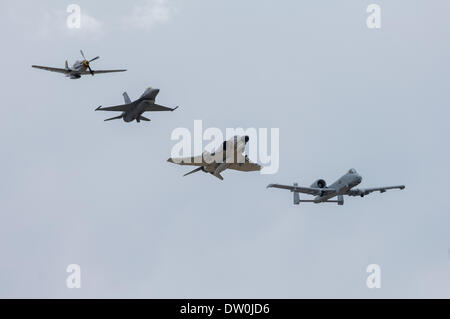 17 mars 2007 - Tucson, Arizona, États-Unis d'Amérique - un avion A-10, bas, vole en formation avec d'autres aéronefs dans une démonstration sur la piste à la base aérienne Davis-Monthan AFB à Tucson, Arizona) dans ce dossier 2007 photo. La base aérienne Davis-Monthan est le foyer de la 355e Escadre, qui prend en charge l'A-10. Le Pentagone a annoncé hier l'intention de prendre sa retraite l'A-10 en tant que mesure de réduction des coûts pour préparer livraison éventuelle de la F-35 Fighter à usages multiples. L'A-10 a servi depuis la fin de la guerre du Vietnam à travers des combats contemporains en Afghanistan et l'Iraq. L'avion est généralement apprécié par les pilotes et s Banque D'Images