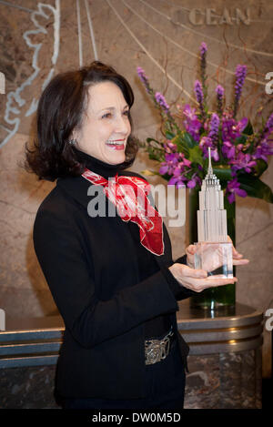 Manhattan, New York, USA. Feb 25, 2014. Deux-fois Tony Award et deux fois l'actrice Emmy Award - Bebe Neuwirth lights l'Empire State Building en vert et bleu en l'honneur de la semaine de sensibilisation aux troubles alimentaires, Mardi, Février, 25, 2014. Credit : Bryan Smith/ZUMAPRESS.com/Alamy Live News Banque D'Images