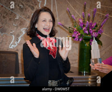 Manhattan, New York, USA. Feb 25, 2014. Deux-fois Tony Award et deux fois l'actrice Emmy Award - Bebe Neuwirth lights l'Empire State Building en vert et bleu en l'honneur de la semaine de sensibilisation aux troubles alimentaires, Mardi, Février, 25, 2014. Credit : Bryan Smith/ZUMAPRESS.com/Alamy Live News Banque D'Images